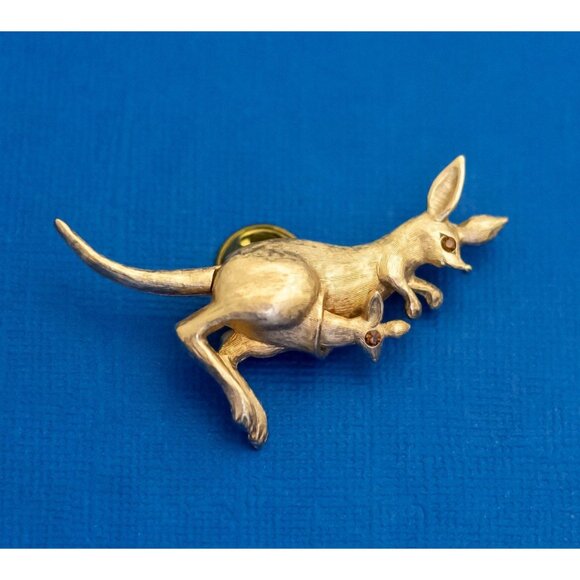 Vintage Gold Tone Kangaroo Rhinestone Animal Brooch by Avon - D39 - Picture 1 of 2